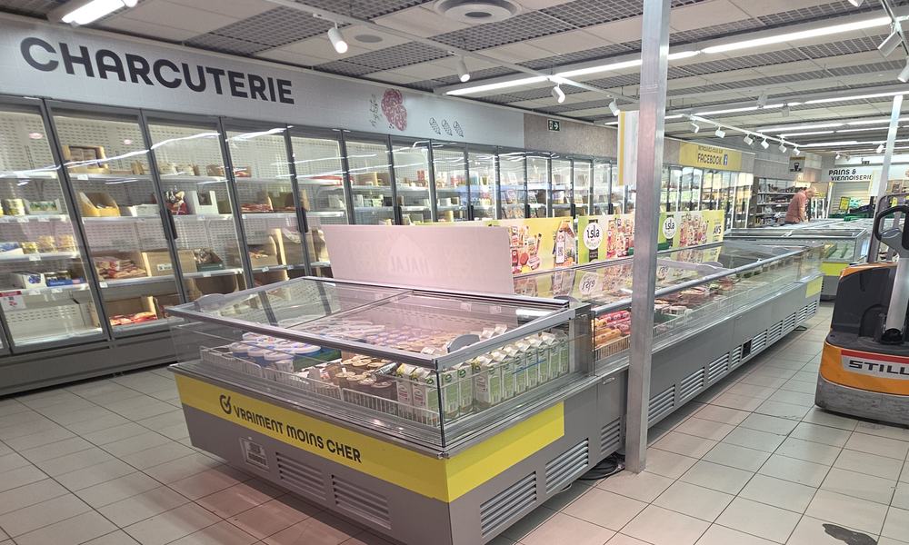 Îlot de congélation et meubles à portes vitrées dans un supermarché