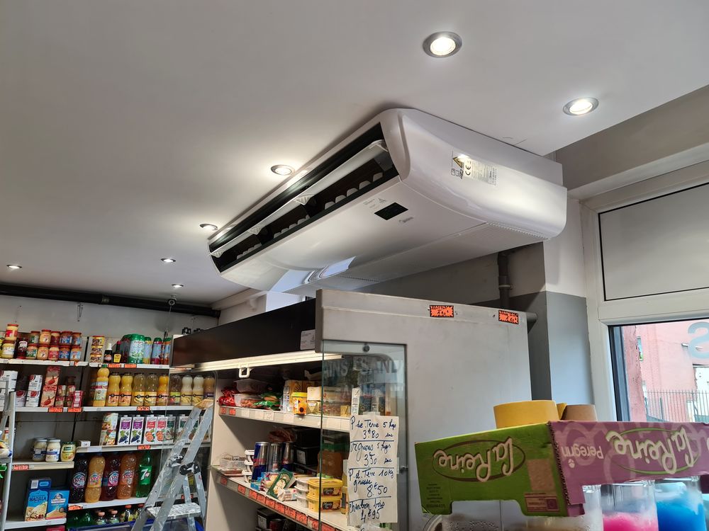 Climatiseur de plafond suspendu installé dans une épicerie