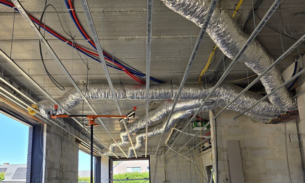 Gaines de climatisation isolées en aluminium sous la dalle d’une maison en construction