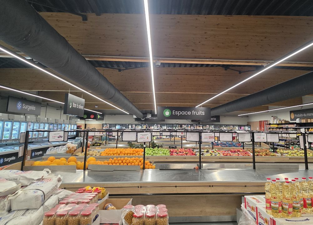 Gaines textiles de climatisation gainable au plafond d’un supermarché