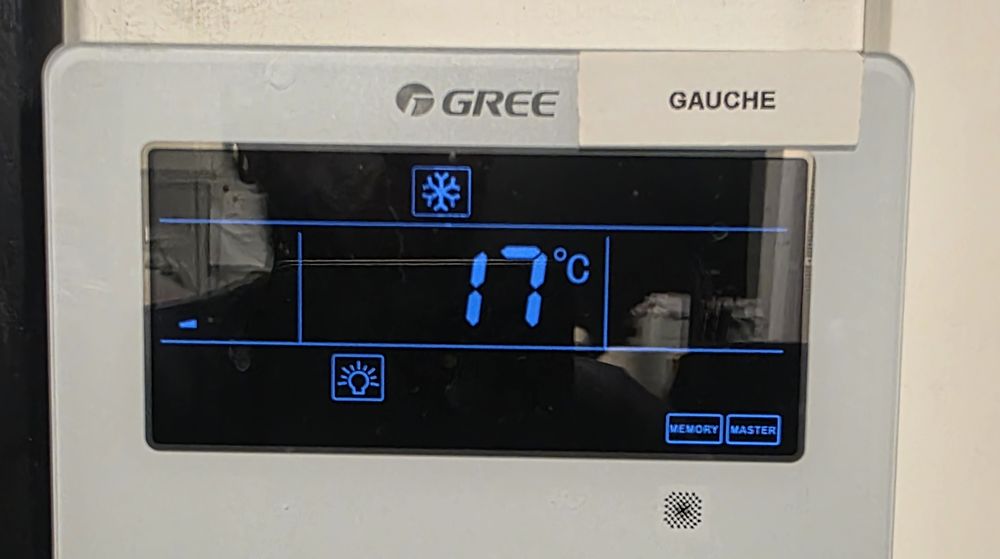 Commande murale du climatiseur gainable réglée à 17 °C en mode froid