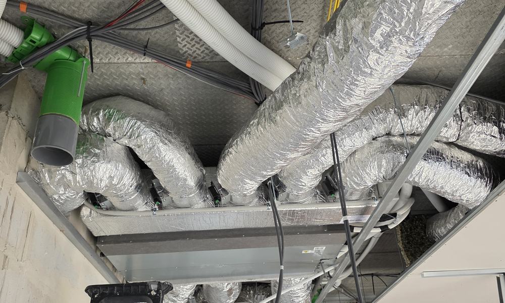Caisson de climatisation gainable et gaines isolées dans le faux plafond d’une maison en construction