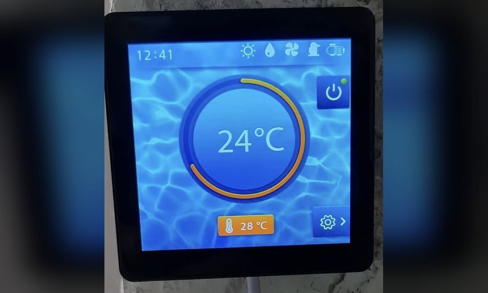 Écran de commande tactile de la pompe à chaleur de piscine, température du bassin à 24 °C