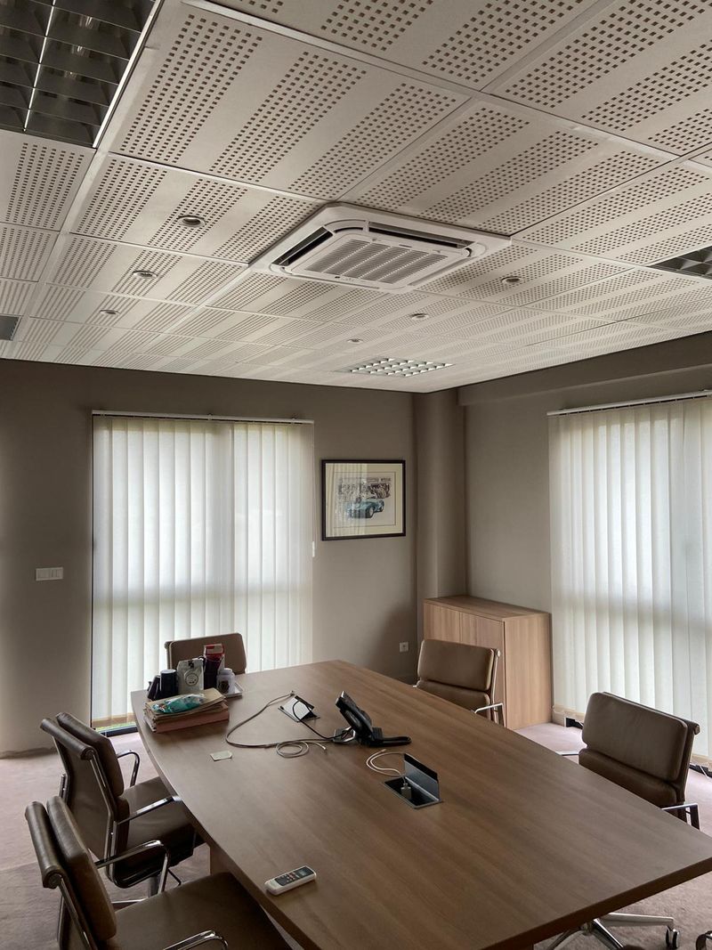 Climatiseur de type cassette au plafond d’une salle de réunion