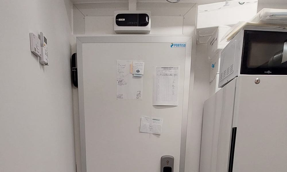 Porte isolée de chambre froide avec son régulateur de température
